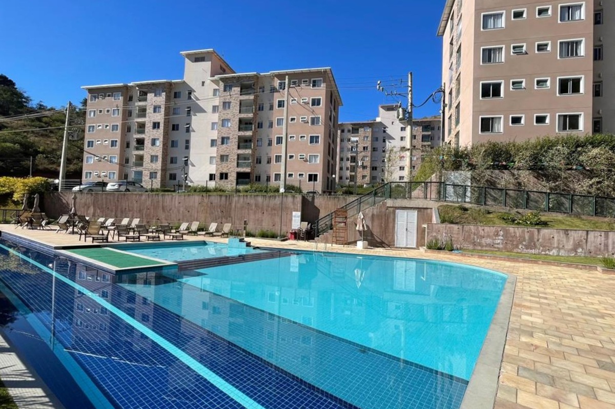 Condomínio moderno com piscina e prédios em Itaipava, com internet de alta velocidade com fibra óptica SerraLink.