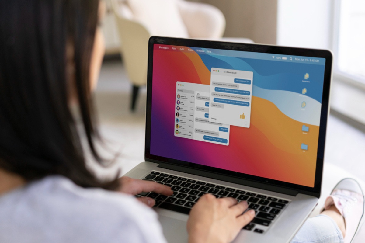 Pessoa usando notebook para trabalhar e enviar mensagens online, representando a importância de uma internet rápida e estável em Pedro do Rio.