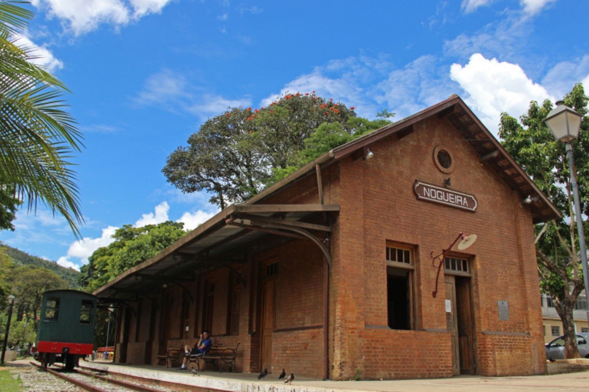 A tradicional Estação de Nogueira, símbolo do bairro que hoje também é atendido pela moderna internet fibra óptica SerraLink.